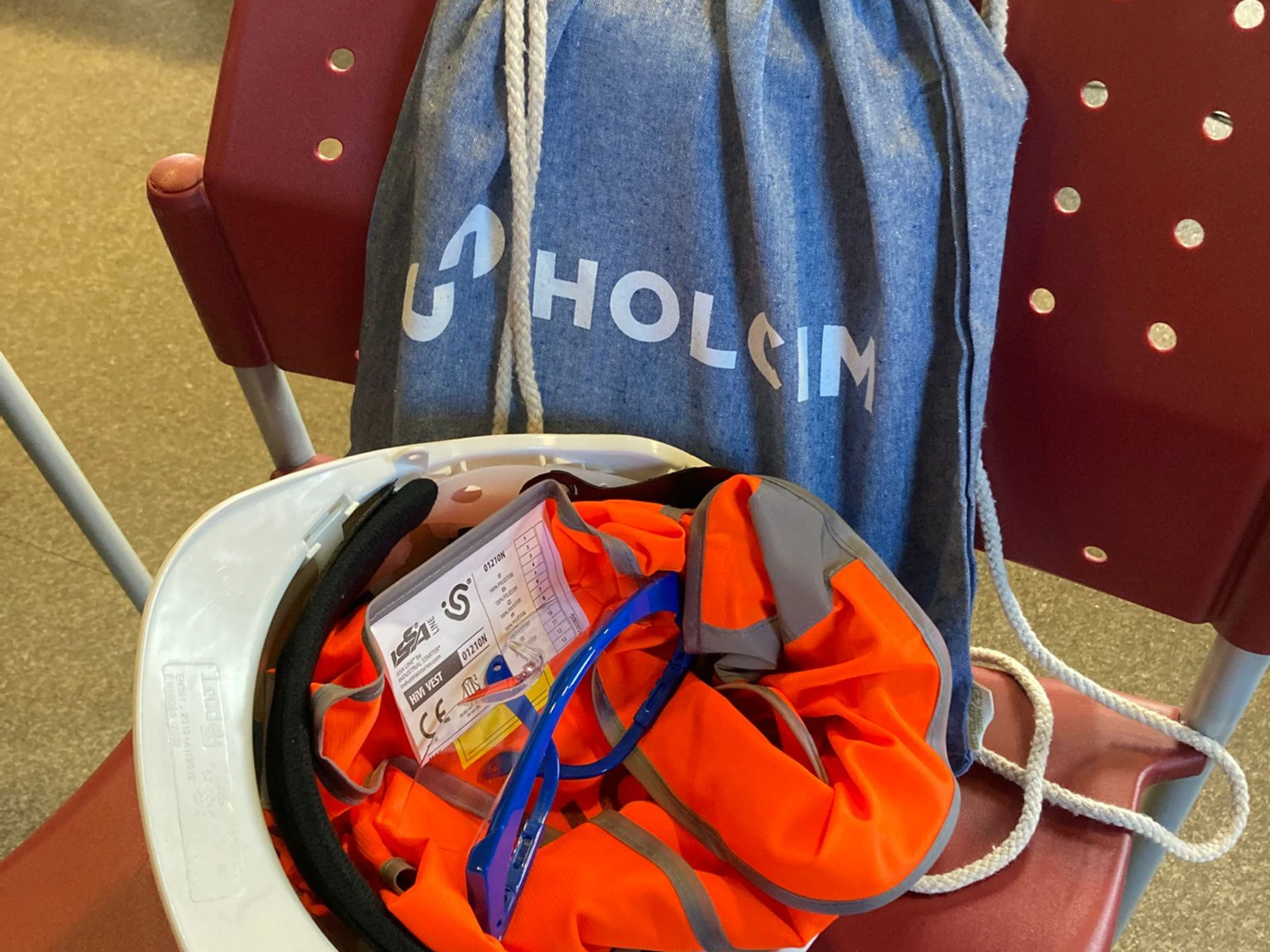 Foto di un caschetto e della sacca dello stabilimento Holcim di Merone