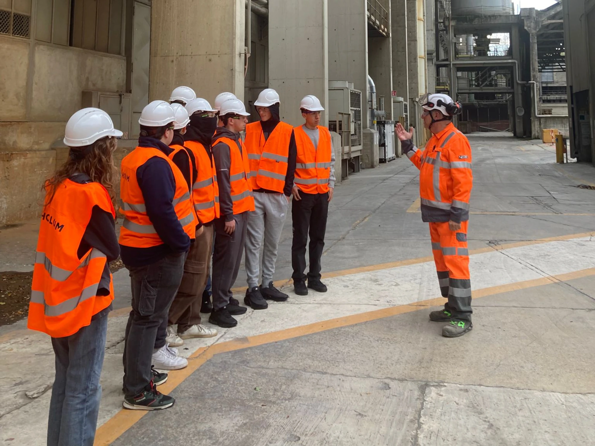 Foto degli studenti dell'Istituto Pascoli di Como in visita presso lo stabilimento Holcim di Merone