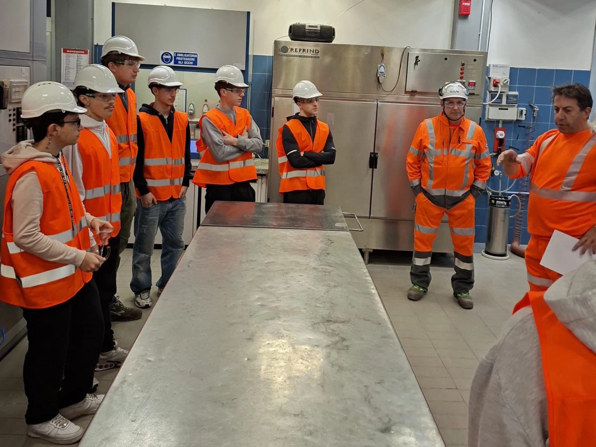 Foto degli studenti dell'Istituto Pascoli di Como in visita presso lo stabilimento Holcim di Merone
