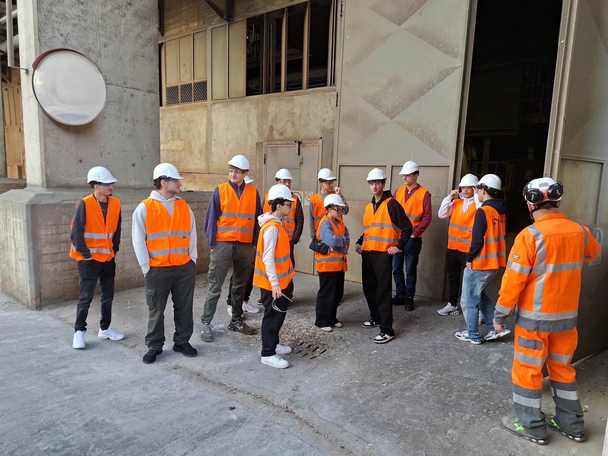 Foto degli studenti dell'Istituto Pascoli di Como in visita presso lo stabilimento Holcim di Merone