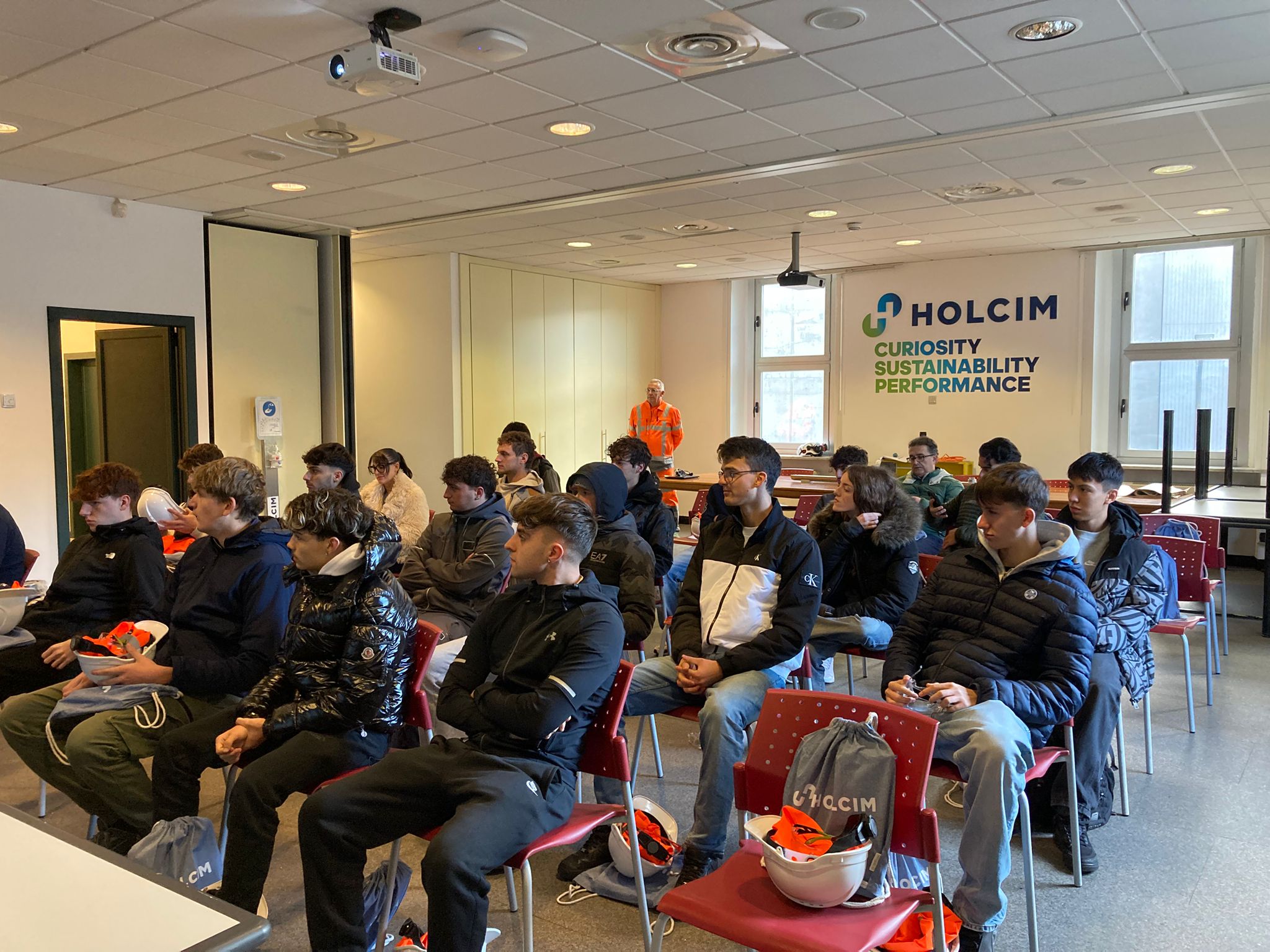Foto degli studenti dell'Istituto Pascoli di Como in visita presso lo stabilimento Holcim di Merone